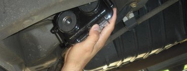 Lokalizator GPS wykryty w bocznym błotniku samochodu na magnesach neodymowych. lokalizator GPS wykryty w błotniku