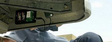 Wykrywanie lokalizatora GPS umieszczonego w tylnym błotniku samochodu. wykrywanie lokalizatora GPS w błotniku samochodu